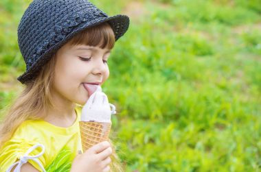 Çocuk dondurma yiyor. Seçici odak.