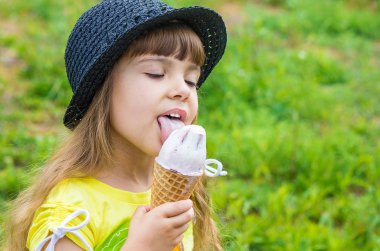 Çocuk dondurma yiyor. Seçici odak.