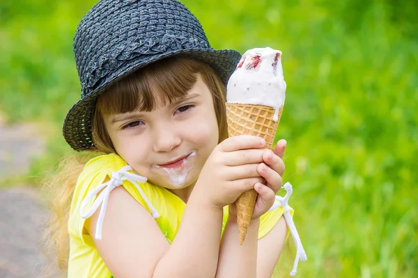 L'enfant mange de la glace. Concentration sélective . — Photo