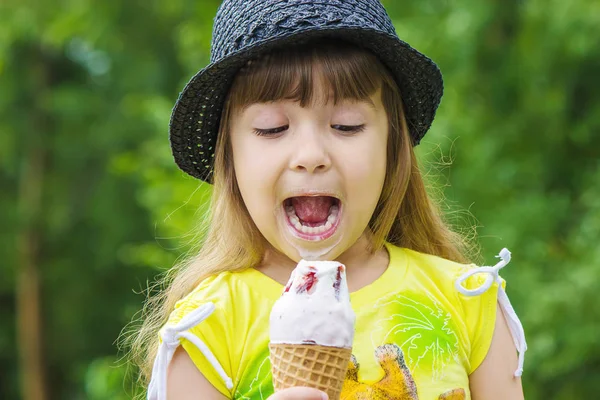 Das Kind isst Eis. Selektiver Fokus. — Stockfoto