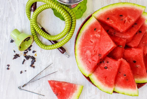 Hookah, sabor do tabaco de melancia. Foco seletivo . — Fotografia de Stock