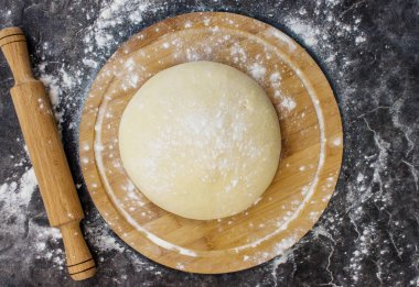 karanlık bir arka plan üzerinde hamur. Seçici odak.