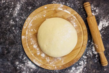 karanlık bir arka plan üzerinde hamur. Seçici odak.