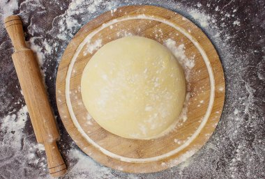 karanlık bir arka plan üzerinde hamur. Seçici odak.