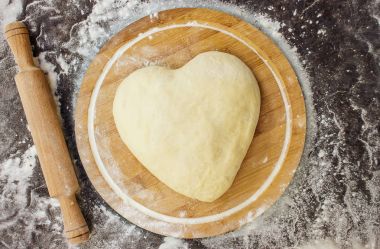 karanlık bir arka plan üzerinde hamur. Seçici odak.