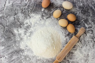 karanlık bir arka plan üzerinde hamur. Seçici odak.