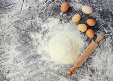 karanlık bir arka plan üzerinde hamur. Seçici odak.