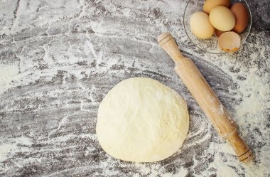 karanlık bir arka plan üzerinde hamur. Seçici odak.