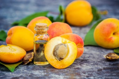 Kayısı çekirdeği yağı.