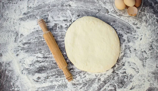 karanlık bir arka plan üzerinde hamur. Seçici odak.