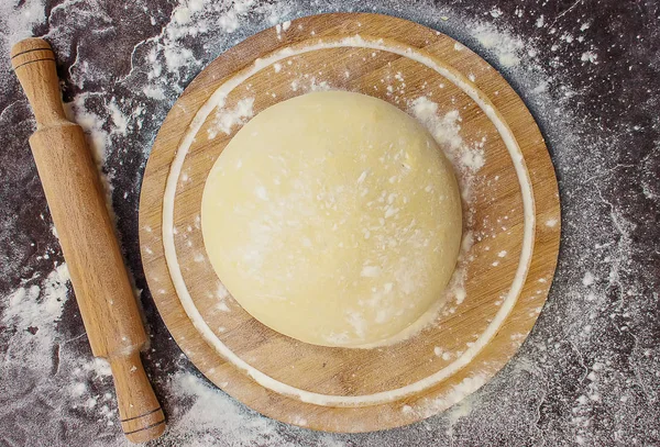 karanlık bir arka plan üzerinde hamur. Seçici odak.