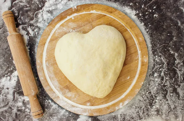 karanlık bir arka plan üzerinde hamur. Seçici odak.