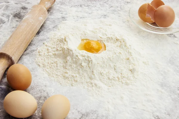 karanlık bir arka plan üzerinde hamur. Seçici odak.