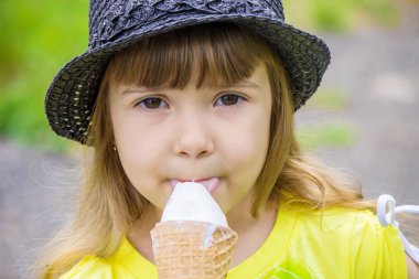 Çocuk dondurma yiyor. Seçici odak.