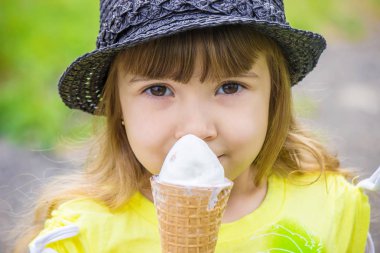 Çocuk dondurma yiyor. Seçici odak.