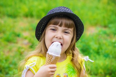 Çocuk dondurma yiyor. Seçici odak.