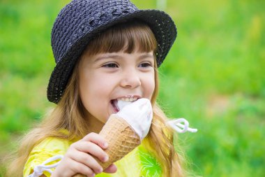 Çocuk dondurma yiyor. Seçici odak.