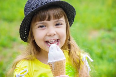 Çocuk dondurma yiyor. Seçici odak.