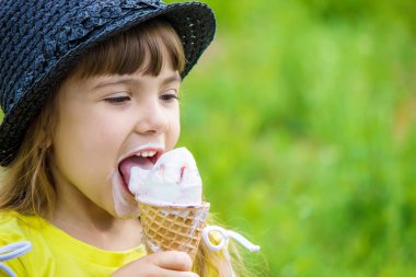 Çocuk dondurma yiyor. Seçici odak.