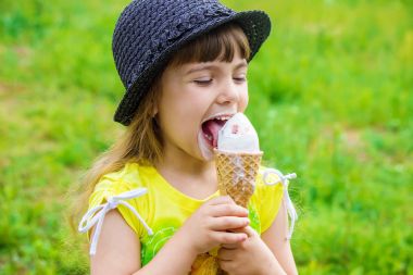 Çocuk dondurma yiyor. Seçici odak.