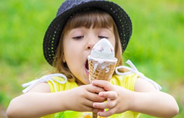 Çocuk dondurma yiyor. Seçici odak.