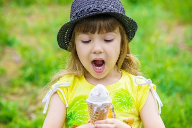 Çocuk dondurma yiyor. Seçici odak.