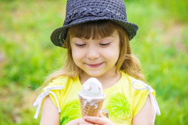 Çocuk dondurma yiyor. Seçici odak.
