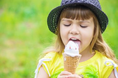 Çocuk dondurma yiyor. Seçici odak.