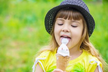 Çocuk dondurma yiyor. Seçici odak.