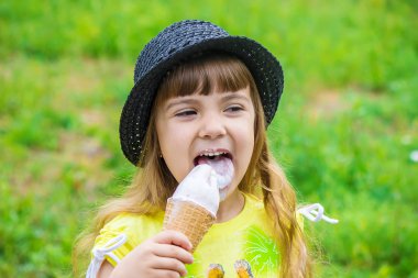 Çocuk dondurma yiyor. Seçici odak.