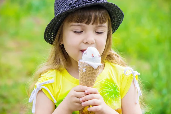 Das Kind isst Eis. Selektiver Fokus. — Stockfoto