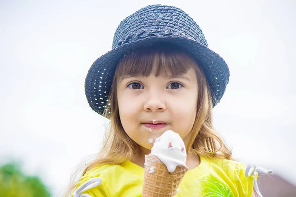 Ребенок ест мороженое. Селективный фокус . — стоковое фото