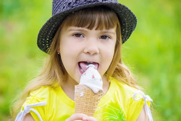 Het kind eet ijs. Selectieve aandacht. — Stockfoto