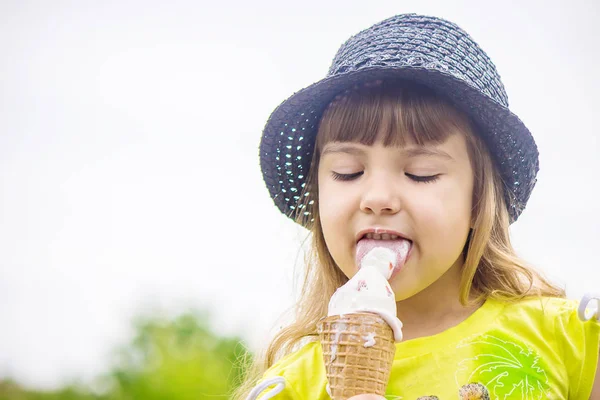 Das Kind isst Eis. Selektiver Fokus. — Stockfoto