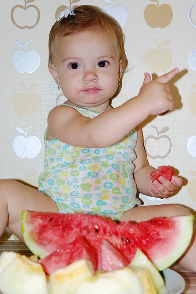 Un niño come sandía. Enfoque selectivo . —  Fotos de Stock