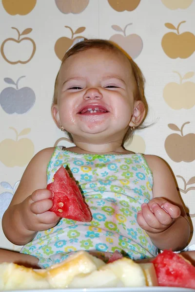 Un bambino mangia l'anguria. Focus selettivo . — Foto Stock