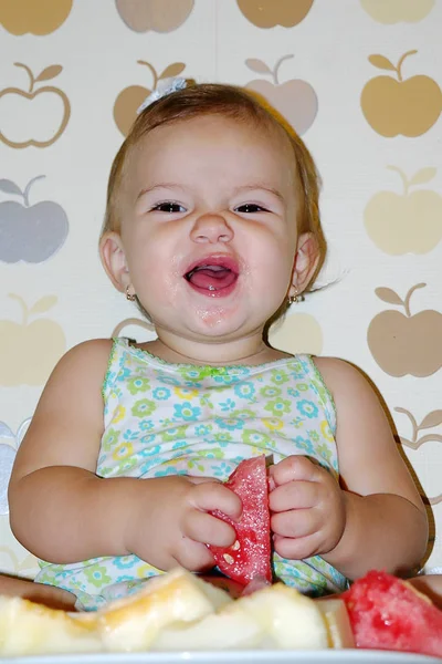 Un bambino mangia l'anguria. Focus selettivo . — Foto Stock