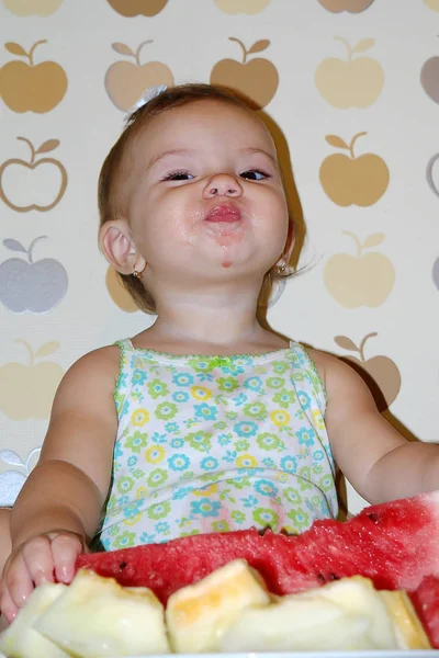 Un niño come sandía. Enfoque selectivo . — Foto de Stock
