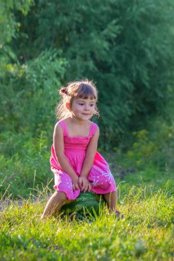 Bir çocuk karpuz yiyor. Seçici odak.