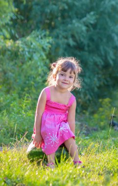 Bir çocuk karpuz yiyor. Seçici odak.