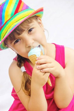 Çocuk dondurma yiyor. Seçici odak.