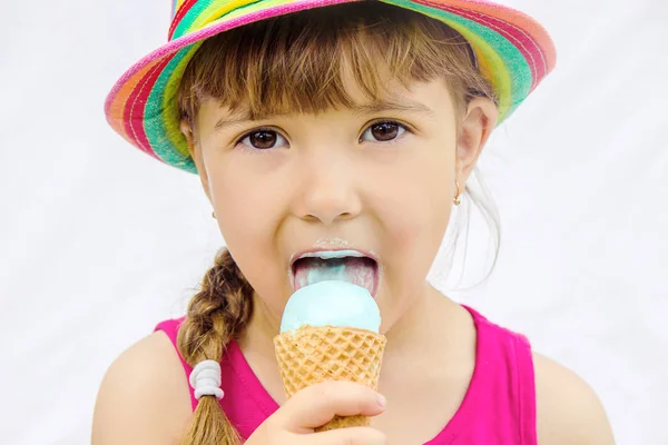 The child eats ice cream. Selective focus. — Stock Photo, Image