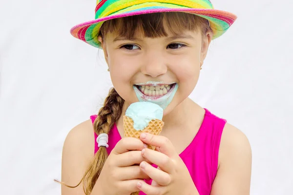 Het kind eet ijs. Selectieve aandacht. — Stockfoto