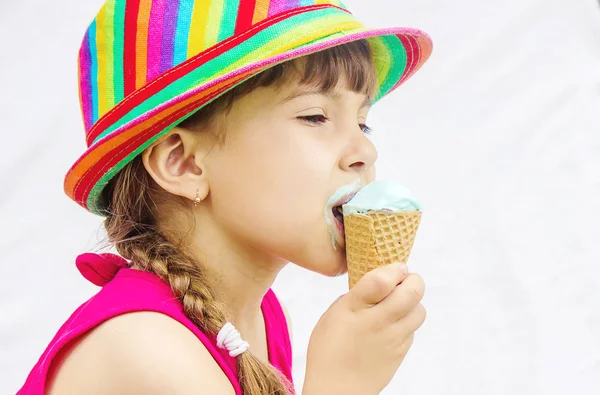 Het kind eet ijs. Selectieve aandacht. — Stockfoto