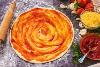 Pizza yemek. seçici odak. 