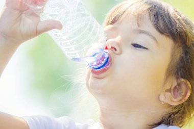 şişe gelen bebek içecek su.