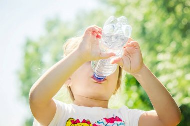şişe gelen bebek içecek su.
