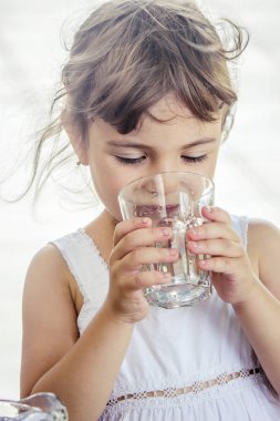 Çocuk dökme ve içme suyu.