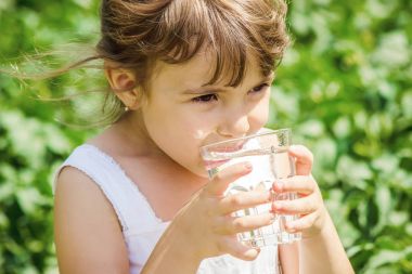 Çocuk içecek su. 