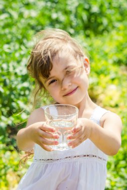 Çocuk içecek su. 